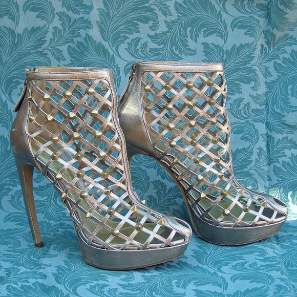 STUNNING size 39.5/US 9 Alexander McQueen Gold Studded heels (store display) - Picture 6 of 16